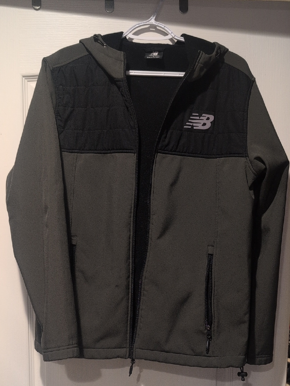 BRAND NEW New Balance Men’s Hooded Softshell Jacket in Olive Green & Black
